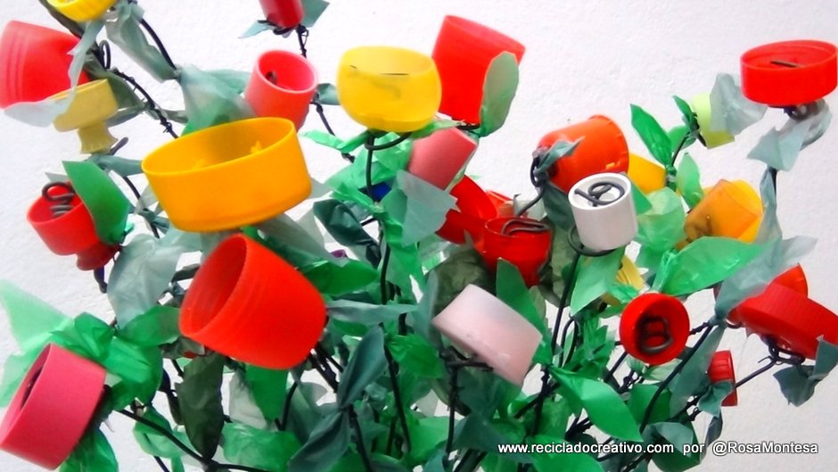 Flores hechas con tapones de botellas y bolsas de plástico