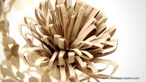 Tubos rollos de cartón convertidos en flores decorativas