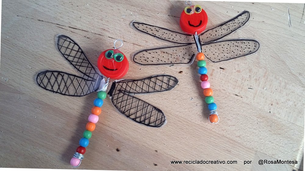 Divertidas libélulas con tapones y botellas de plástico, taller para niños