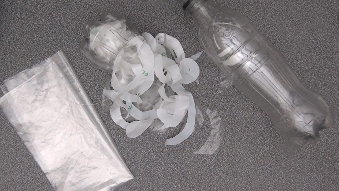 Medusas hechas con botellas y bolsas de plástico.