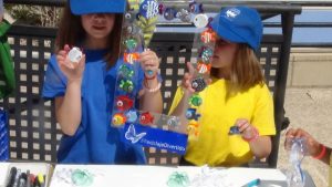 Manualidades con niños - peces con tapones de botellas de plástico