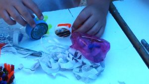 Manualidades con niños - peces con tapones de botellas de plástico