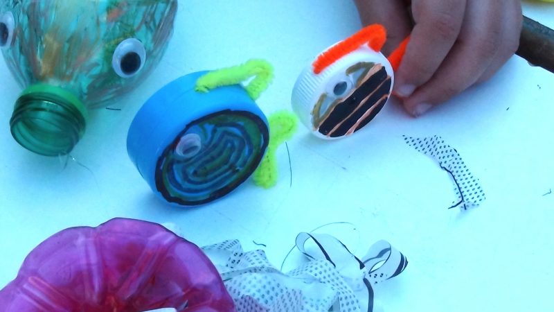 Manualidades con niños - peces con tapones de botellas de plástico
