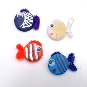 Manualidades con niños - peces con tapones de botellas de plástico