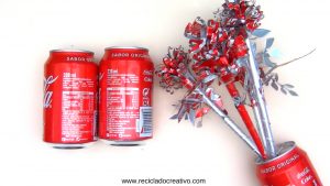 Flores con latas de refresco de cola