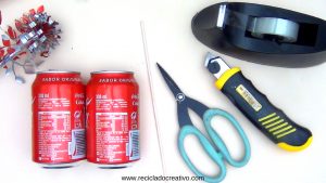 Flores con latas de refresco de cola