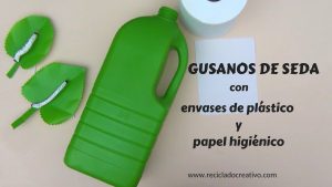 Gusano de seda sobre hoja con papel higiénico y una botella de plástico