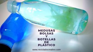medusas con bolsas, tapones y botellas de plástico