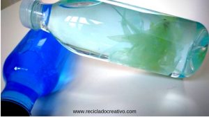 medusas con bolsas, tapones y botellas de plástico