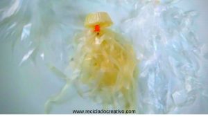 medusas con bolsas, tapones y botellas de plástico