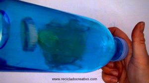 medusas con bolsas, tapones y botellas de plástico