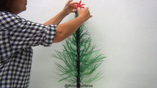 Paso a paso. Cómo hacer un árbol de Navidad con botellas de plástico