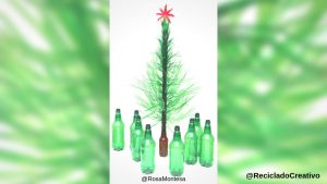 Árbol de Navidad con botellas de plástico