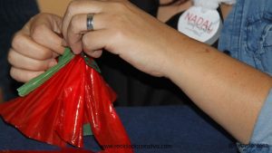 Taller de flores de Navidad hechas con bolsas de plástico de color rojo