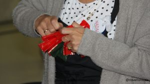 Taller de flores de Navidad hechas con bolsas de plástico de color rojo