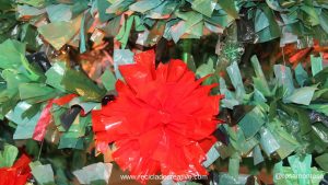 Taller de flores de Navidad hechas con bolsas de plástico de color rojo