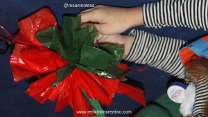 Taller de flores de Navidad hechas con bolsas de plástico de color rojo