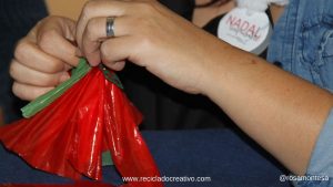 Taller de flores de Navidad hechas con bolsas de plástico de color rojo