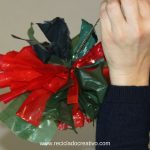 Taller de flores de Navidad hechas con bolsas de plástico de color rojo