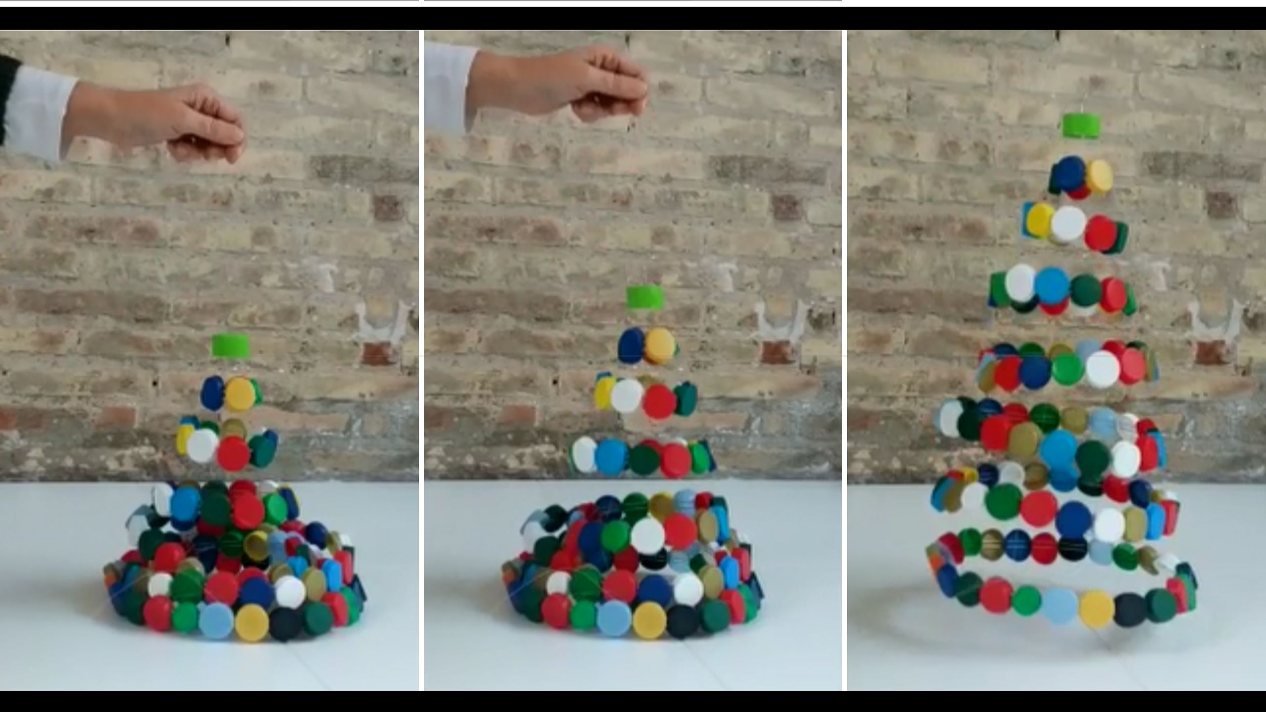 Árbol de Navidad reciclando tapones de colores de botellas de plástico