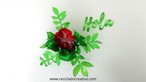 Flores reciclando botellas de plástico