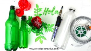 Flores reciclando botellas de plástico materiales y herramientas