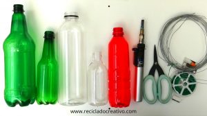 Flores reciclando botellas de plástico materiales y herramientas
