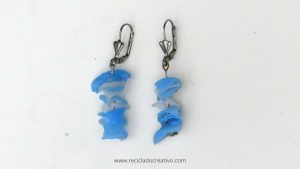Pendientes con tapones de botellas de plástico