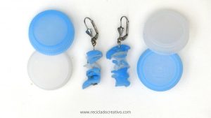 Pendientes con tapones de botellas de plástico