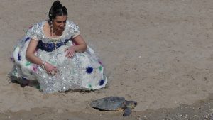 Vestido reciclado, suelta de tortugas y fallas