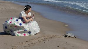 Vestido reciclado, suelta de tortugas y fallas