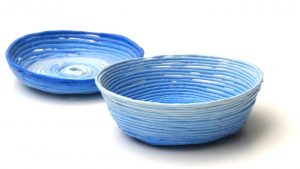 Cestas reciclando tapones de plástico