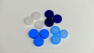 Cestas reciclando tapones de plástico