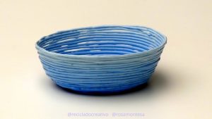 Cestas reciclando tapones de plástico