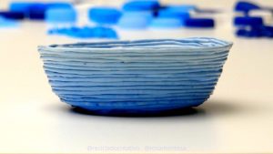 Cestas reciclando tapones de plástico