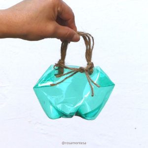 Capazos con botellas de plástico
