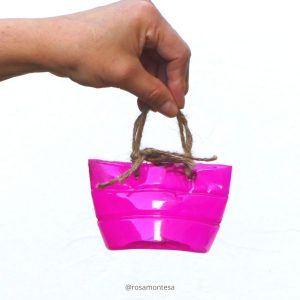 Capazos con botellas de plástico
