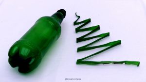 Árbol de Navidad con pinceladas de botellas de plástico PET