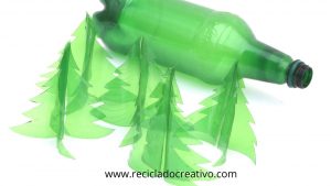 Árbol de Navidad con envases de plástico