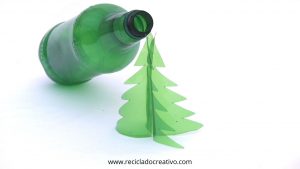 Árbol de Navidad con envases de plástico
