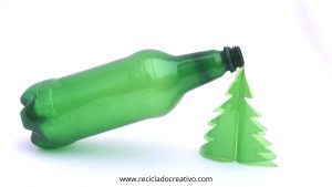 Árbol de Navidad con envases de plástico