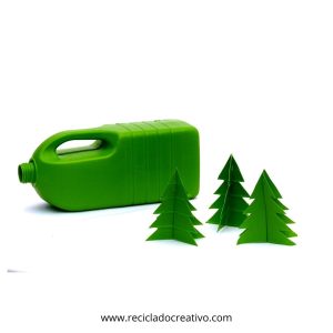 Árbol de Navidad con envases de plástico