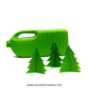 Árbol de Navidad con envases de plástico