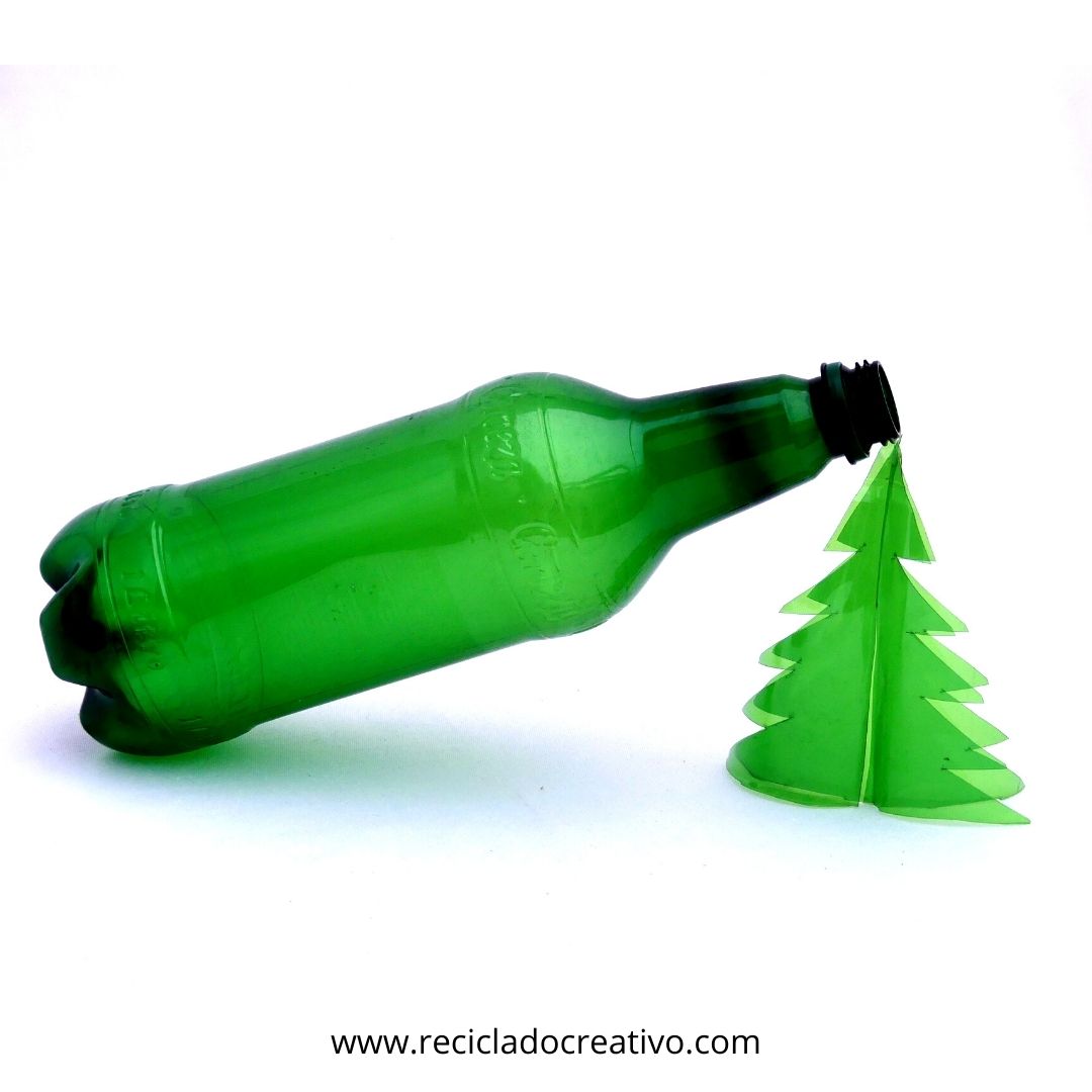 Árbol de Navidad con envases de plástico