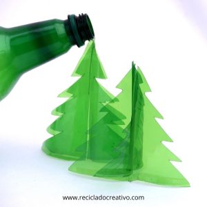 Árbol de Navidad con envases de plástico