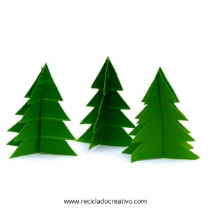 Árbol de Navidad con envases de plástico