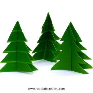 Árbol de Navidad con envases de plástico