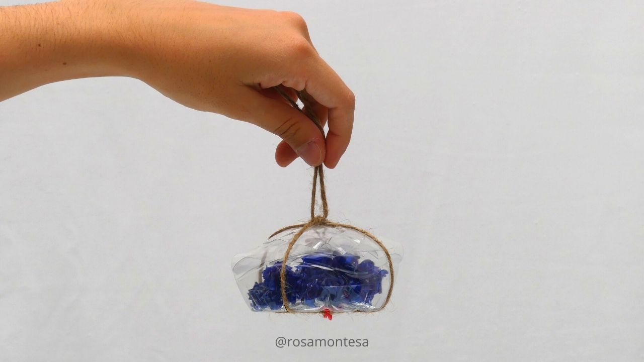 Caja de regalo – bombonera – realizada reciclando una botella de plástico
