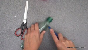 Colgantes y llaveros realizados con el cuello de una botella de plástico - Reciclado Creativo - Rosa Montesa