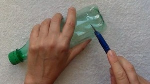 cómo hacer una flor con una botella de plástico verde y una plancha de ropa